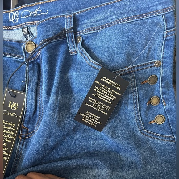 BNWT DG2 by Diane Gilman Virtual Stretch Denim Button Detail Bermuda Shorts - Picture 3 of 3